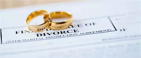 Alliances posées sur un acte de divorce